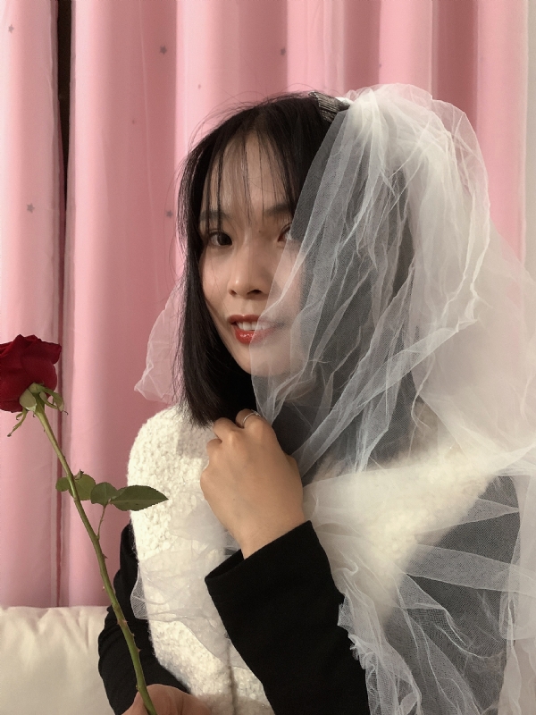 持紫菜包饭的女孩的第一张照片--南安相亲网